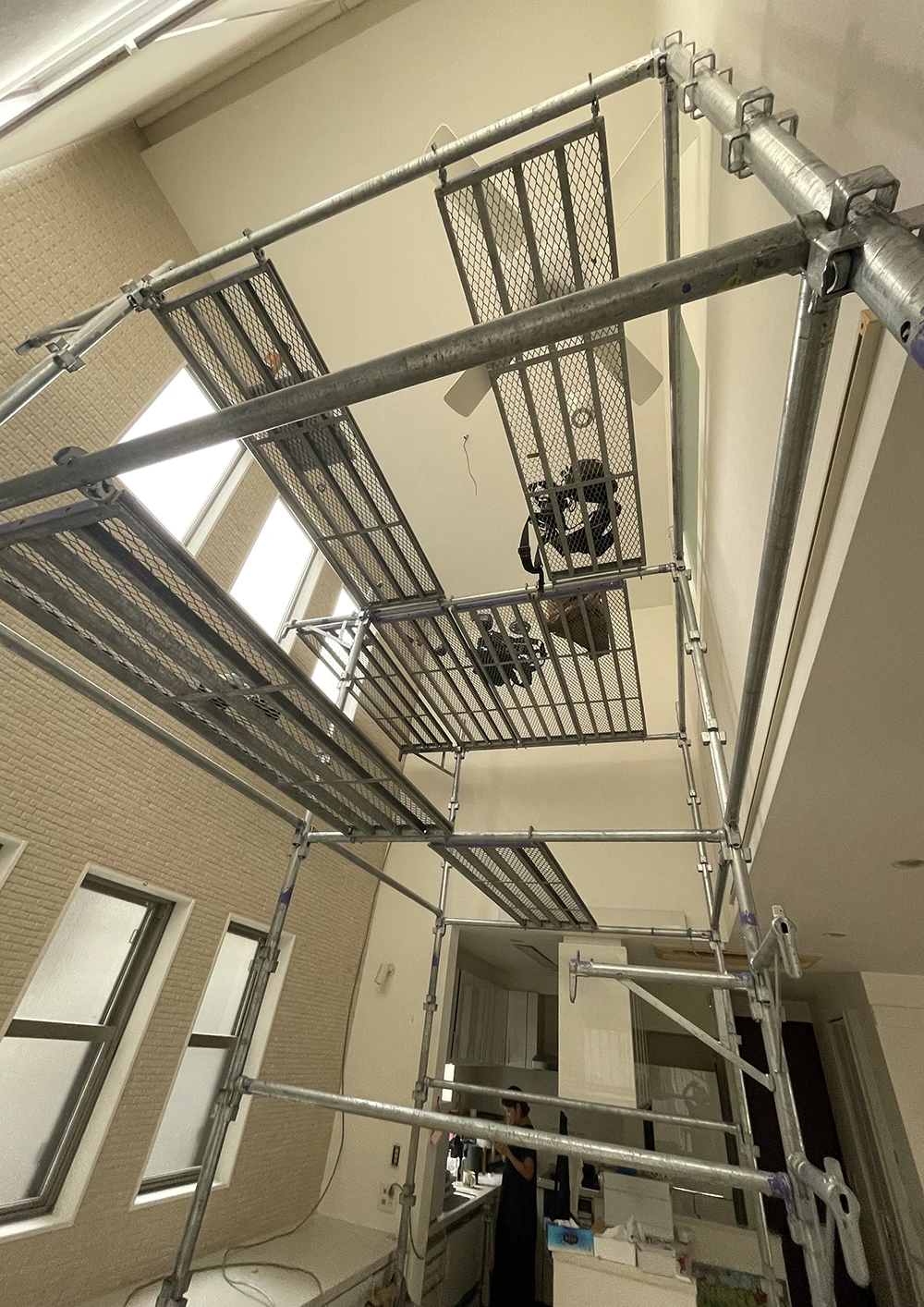 吹き抜けに設置された足場